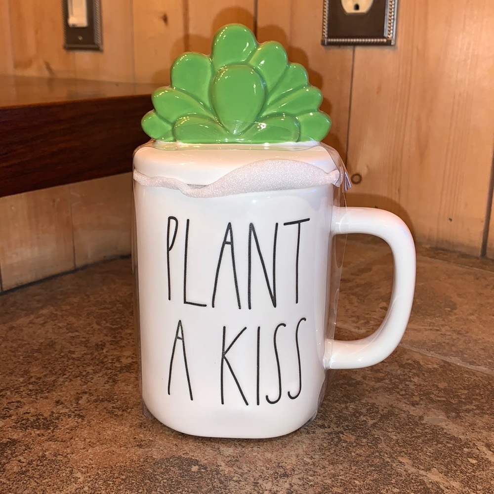 Rae Dunn "Plant A Kiss" Mug w/lid